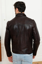 Aged sheep leather in reddish brown. Lightweight, slim, and timeless. - Image n°5