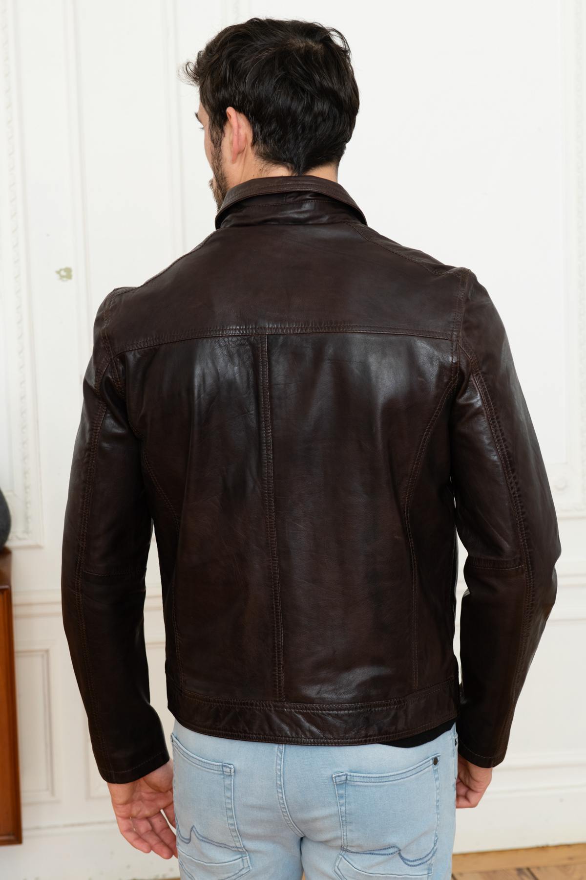 Aged sheep leather in reddish brown. Lightweight, slim, and timeless. - Image n°5