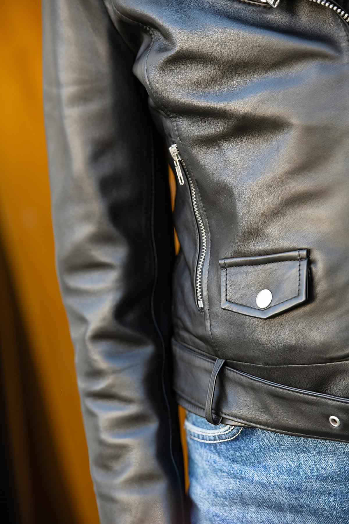 Lambskin biker: skinny cut, zips and belt. Lightweight, rock-chic. - Image n°5