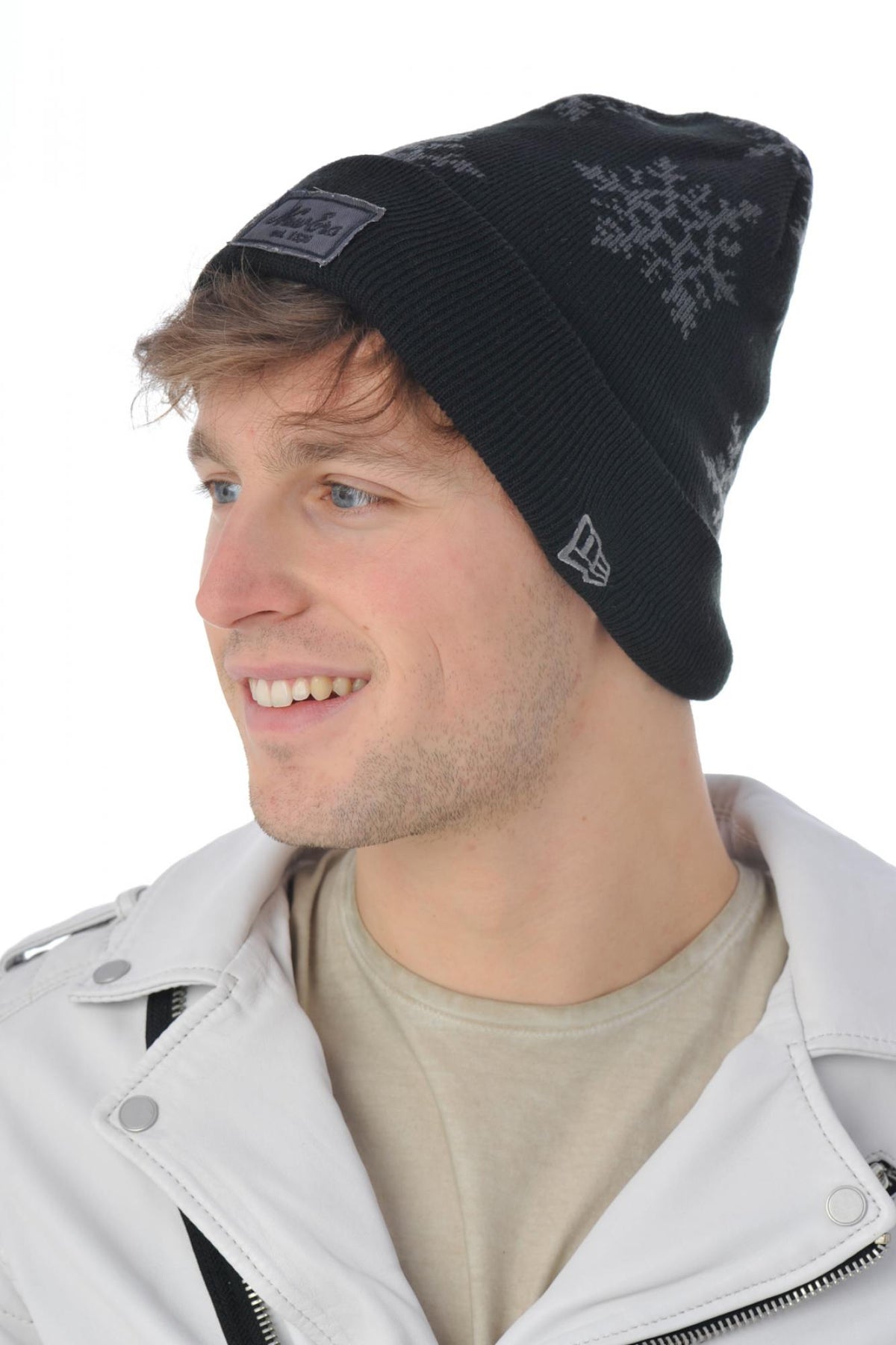 Black hat from the New Era brand - Image n°1
