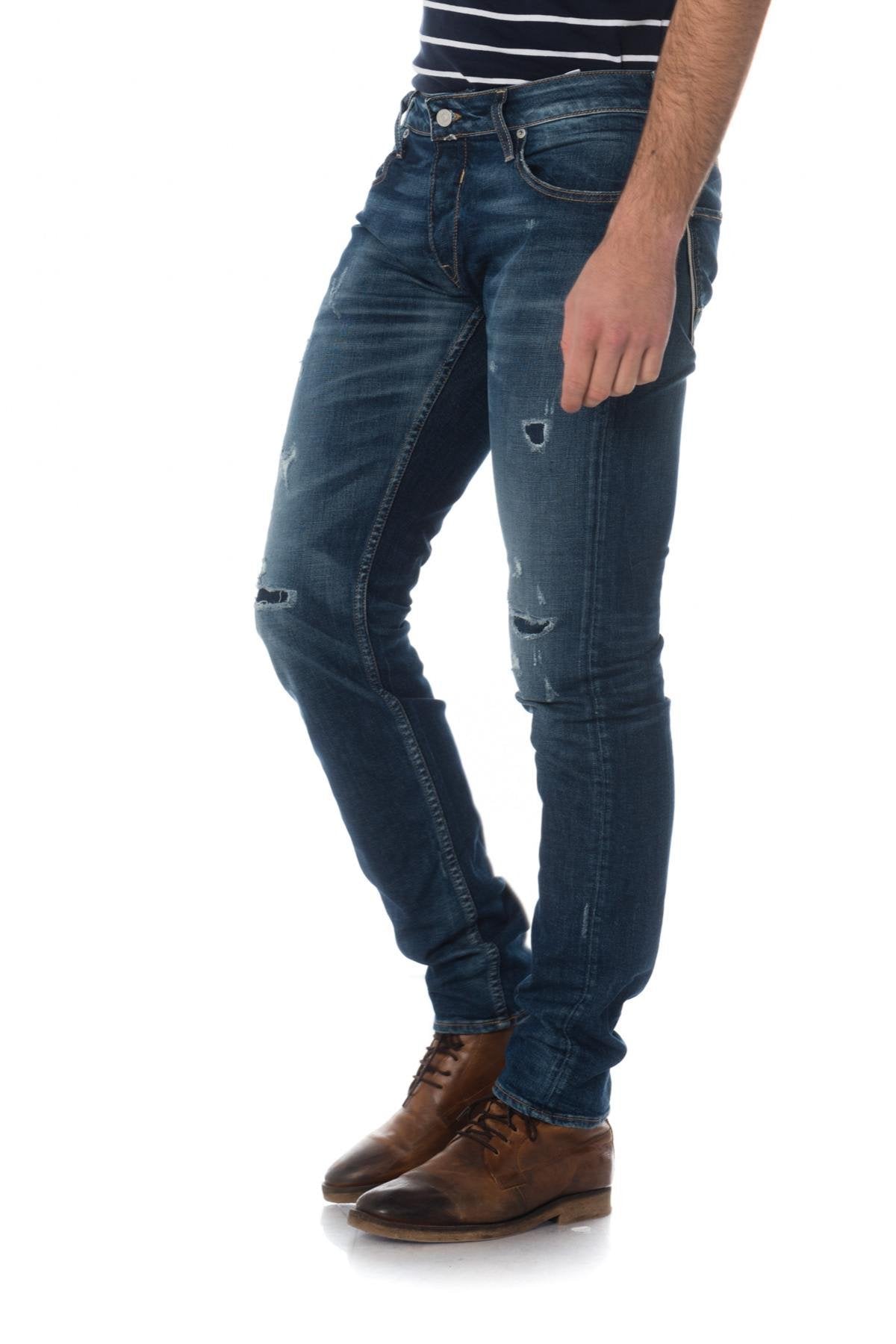 Raw blue jeans faded and with holes - Image n°3