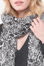 Women's black and white scarf - Image n°1