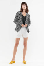 White and black floral pattern tailored jacket - Image n°2