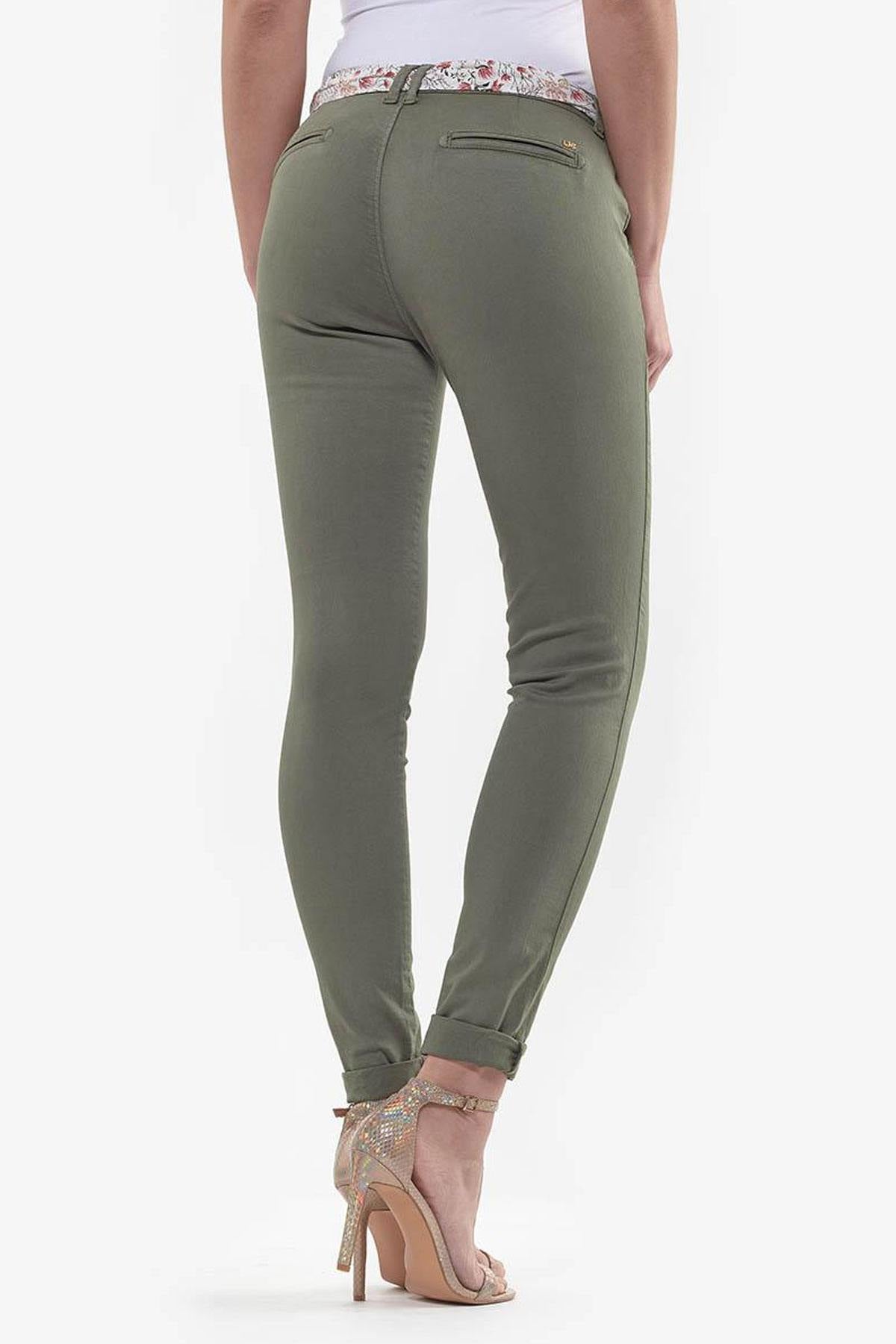Slim fit khaki chinos with floral belt - Image n°2