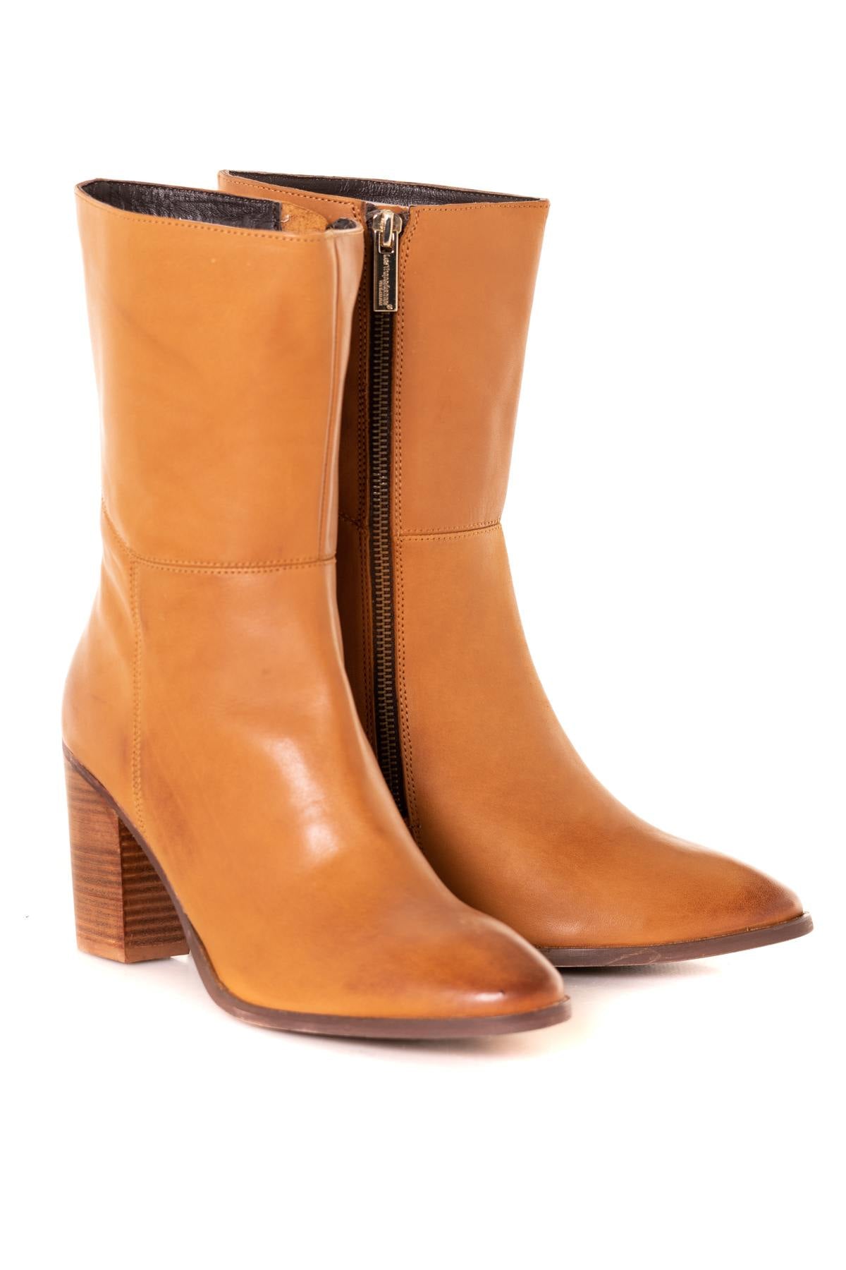 Women's leather boot - Image n°1