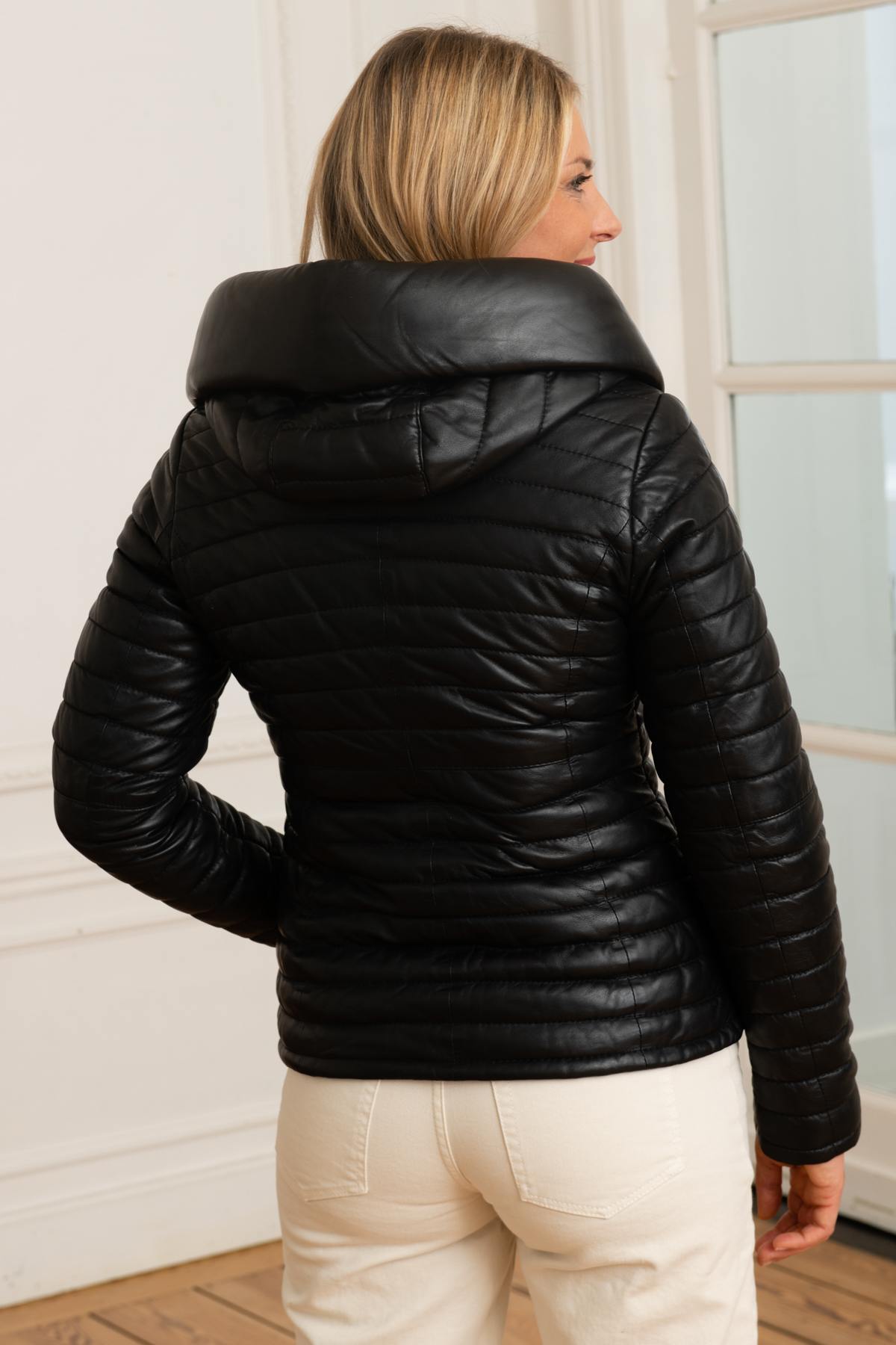 Quilted lambskin jacket in deep black, white zip and statement collar. - Image n°2