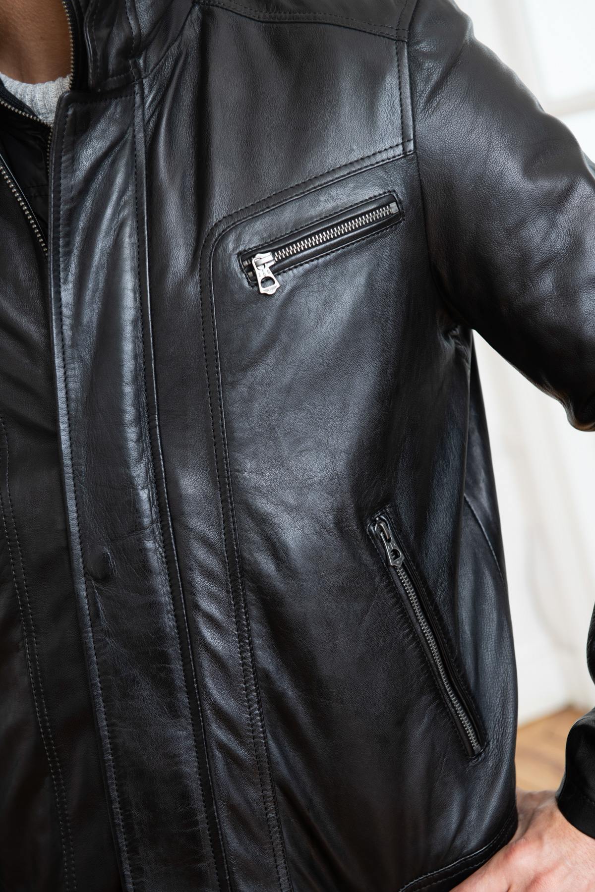 Black sheepskin jacket by Daytona, quilted lining for cold weather. - Image n°8