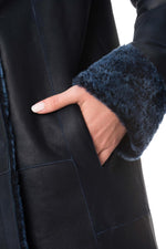 Reversed sheepskin in navy: warm, soft, and timelessly elegant. - Image n°7