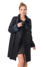 Reversed sheepskin in navy: warm, soft, and timelessly elegant. - Image n°1