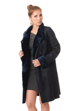 Reversed sheepskin in navy: warm, soft, and timelessly elegant. - Image n°4