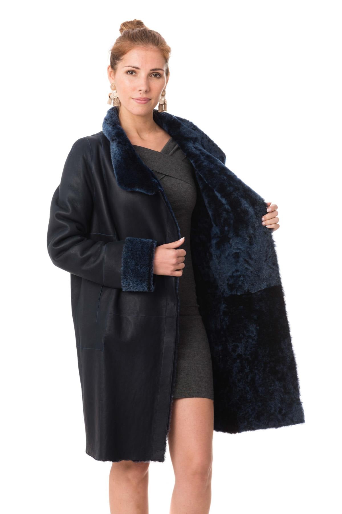 Reversed sheepskin in navy: warm, soft, and timelessly elegant. - Image n°5