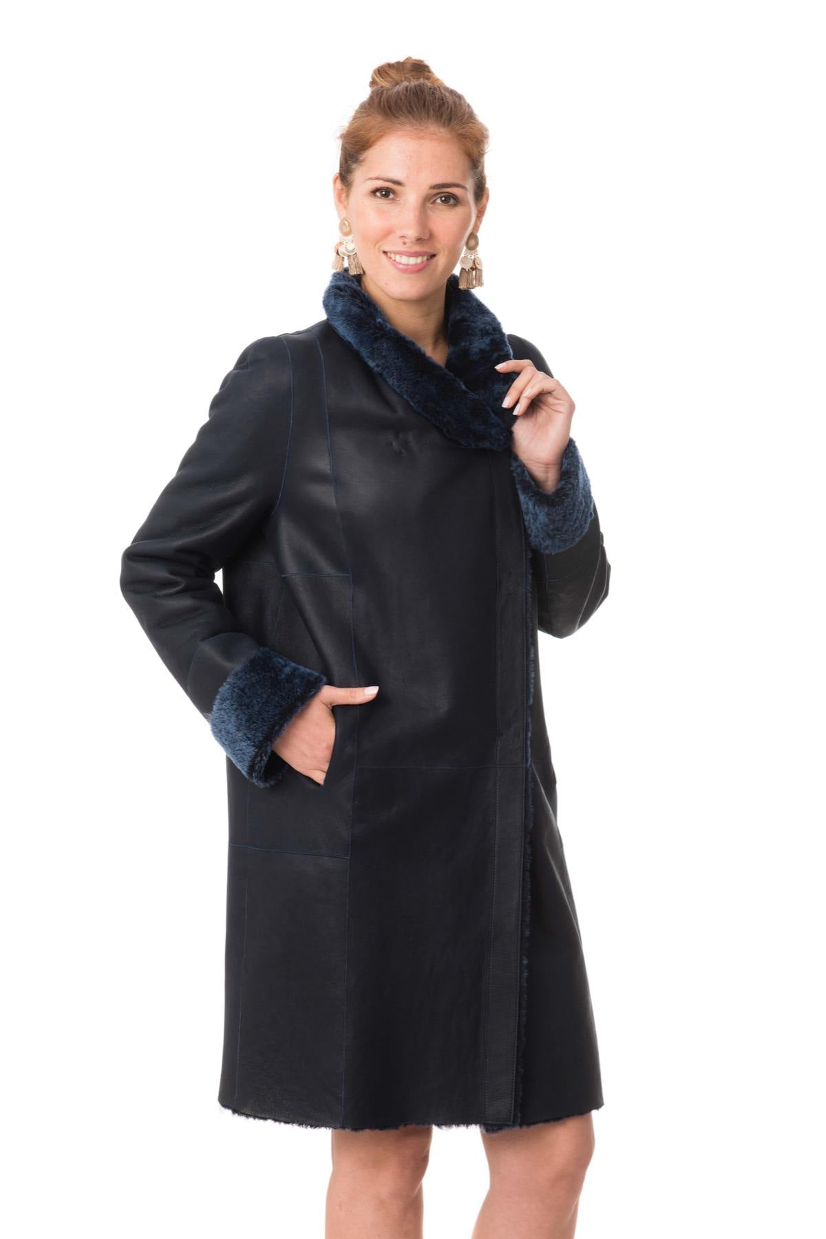 Reversed sheepskin in navy: warm, soft, and timelessly elegant. - Image n°3