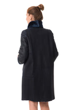 Reversed sheepskin in navy: warm, soft, and timelessly elegant. - Image n°6