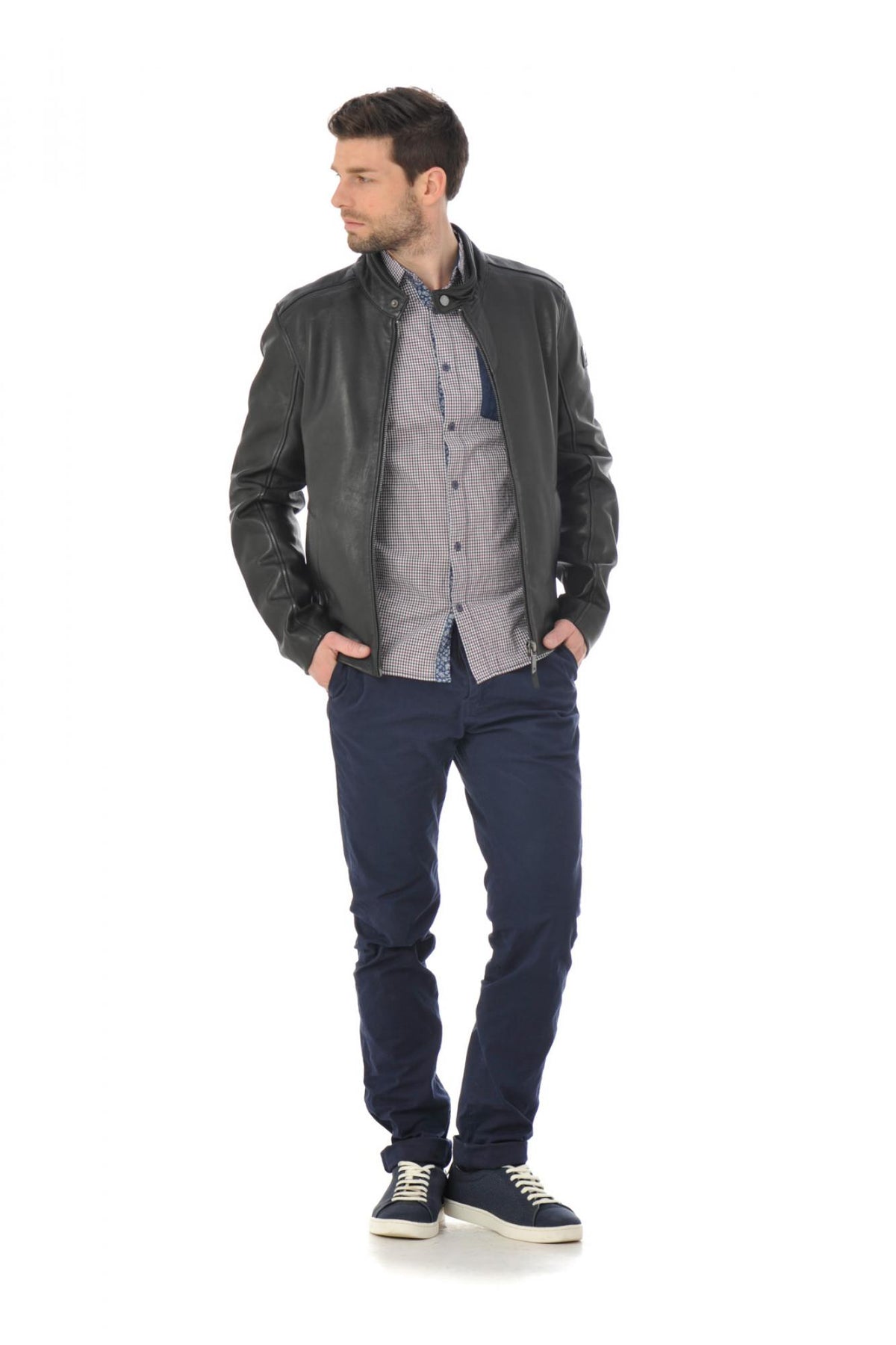 Sleek black lambskin jacket featuring a moto collar and tonal details. - Image n°2