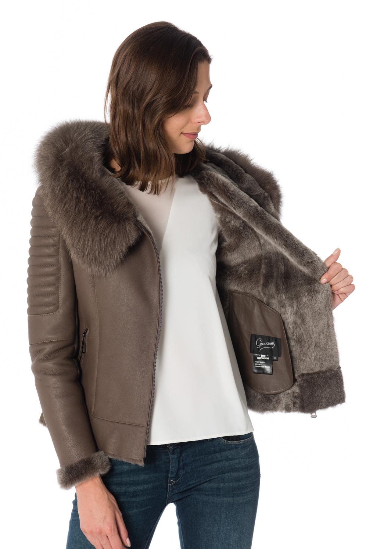 Taupe shearling with asymmetric zip and fox fur-trimmed hood for winter elegance. - Image n°7