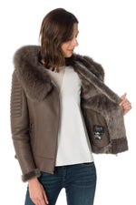 Taupe shearling with asymmetric zip and fox fur-trimmed hood for winter elegance. - Image n°7