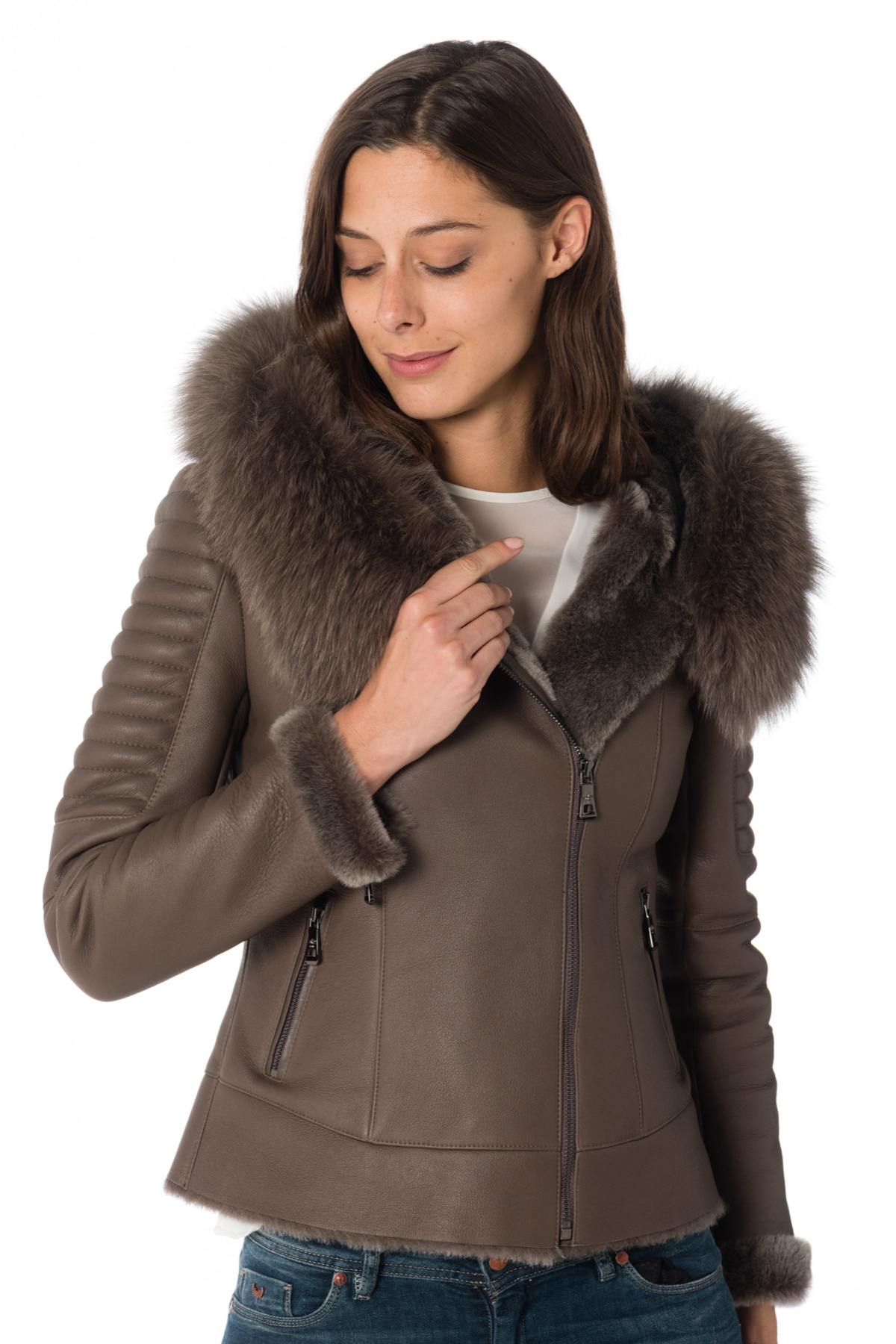 Taupe shearling with asymmetric zip and fox fur-trimmed hood for winter elegance. - Image n°1