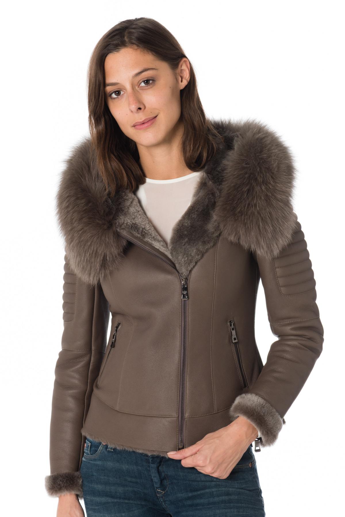 Taupe shearling with asymmetric zip and fox fur-trimmed hood for winter elegance. - Image n°5