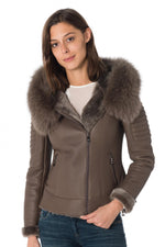 Taupe shearling with asymmetric zip and fox fur-trimmed hood for winter elegance. - Image n°5