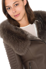 Taupe shearling with asymmetric zip and fox fur-trimmed hood for winter elegance. - Image n°4