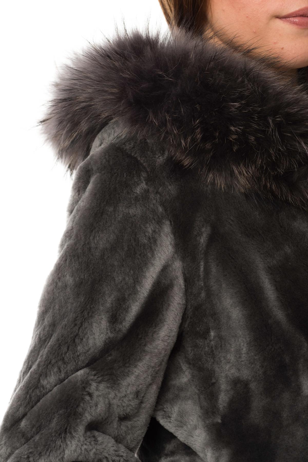 Coat in shearling and raccoon fur - Image n°11