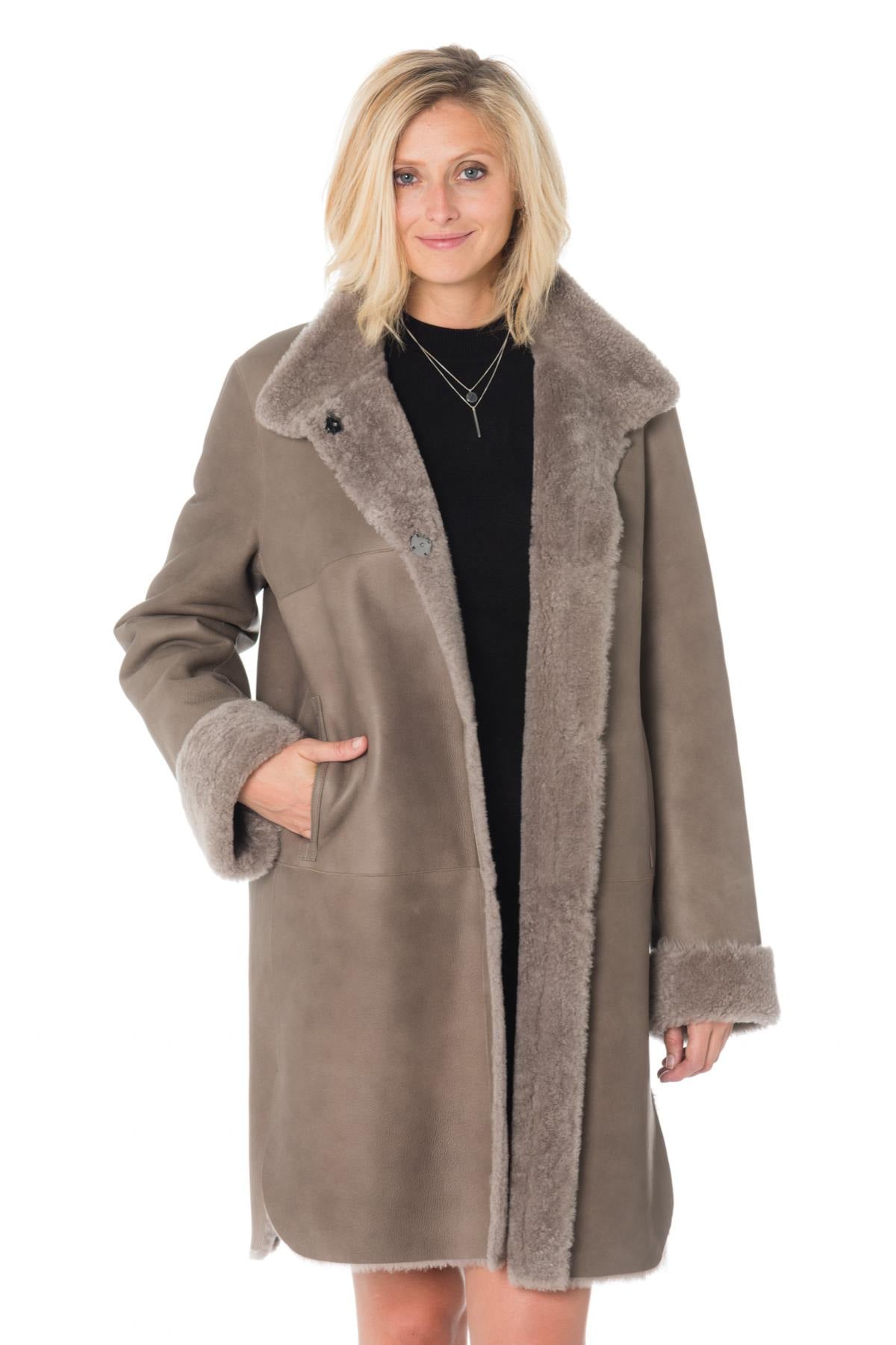 A taupe lambskin coat, fine Merino wool for warmth and elegance. - Image n°1