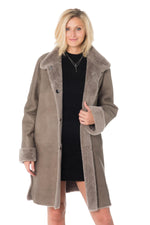 A taupe lambskin coat, fine Merino wool for warmth and elegance. - Image n°4