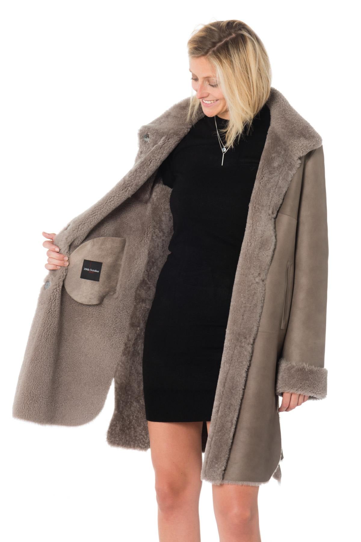 A taupe lambskin coat, fine Merino wool for warmth and elegance. - Image n°5