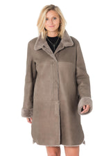 A taupe lambskin coat, fine Merino wool for warmth and elegance. - Image n°3