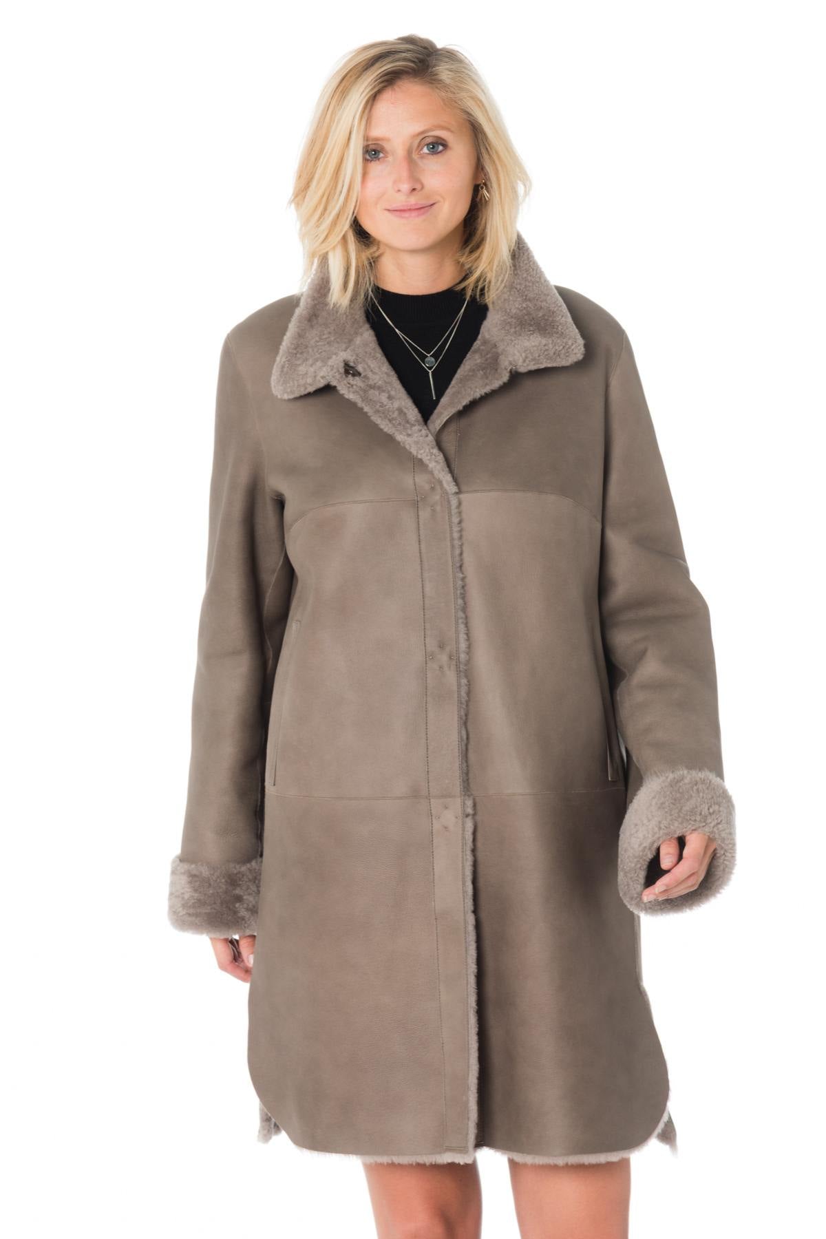 A taupe lambskin coat, fine Merino wool for warmth and elegance. - Image n°3