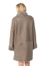A taupe lambskin coat, fine Merino wool for warmth and elegance. - Image n°6