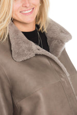 A taupe lambskin coat, fine Merino wool for warmth and elegance. - Image n°7