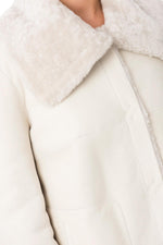 Reversed lambskin coat with wool-lamb collar for winter elegance. - Image n°6