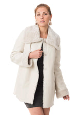 Reversed lambskin coat with wool-lamb collar for winter elegance. - Image n°1