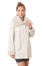 Reversed lambskin coat with wool-lamb collar for winter elegance. - Image n°3