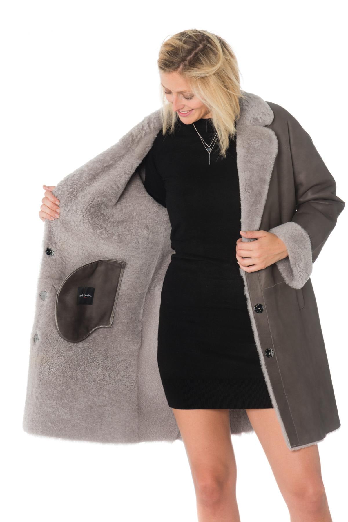 Merino lambskin turned to velvet softness in a timeless grey coat. - Image n°4
