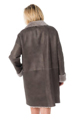 Merino lambskin turned to velvet softness in a timeless grey coat. - Image n°5