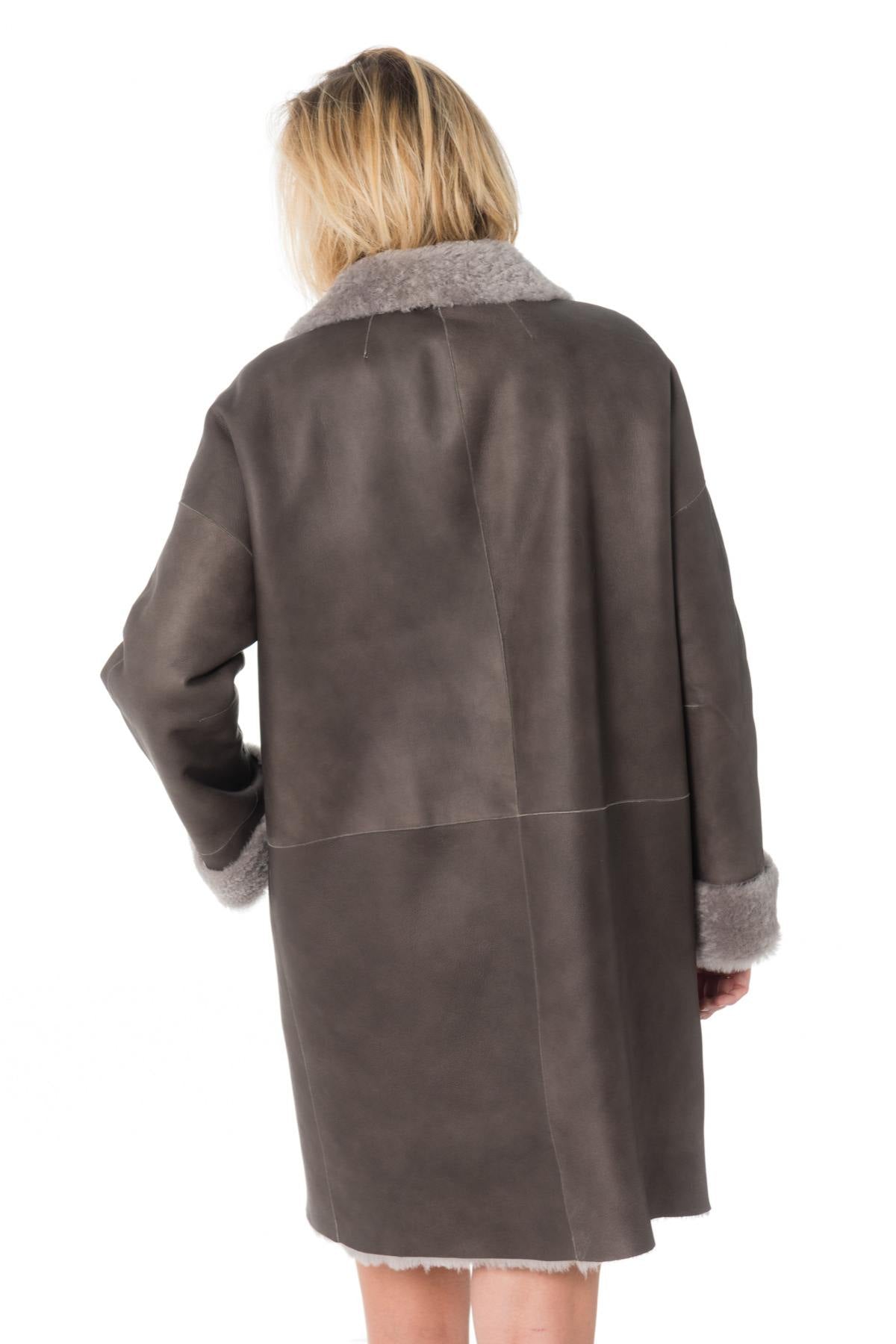 Merino lambskin turned to velvet softness in a timeless grey coat. - Image n°5
