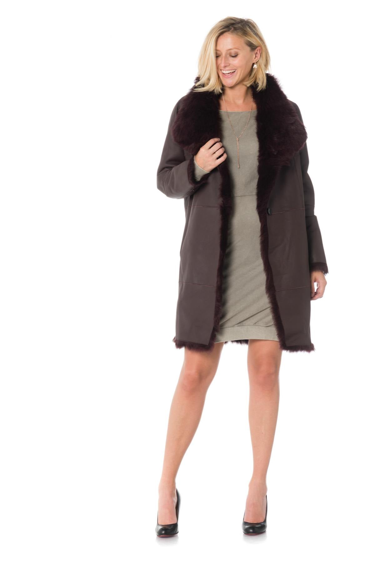 Reversible plum sheepskin coat, two styles in one for elegance. - Image n°3