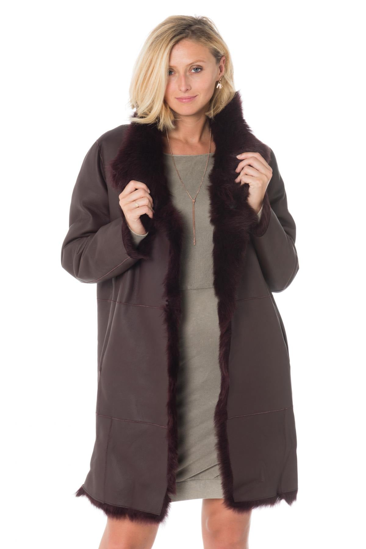 Reversible plum sheepskin coat, two styles in one for elegance. - Image n°6