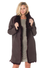 Reversible plum sheepskin coat, two styles in one for elegance. - Image n°6