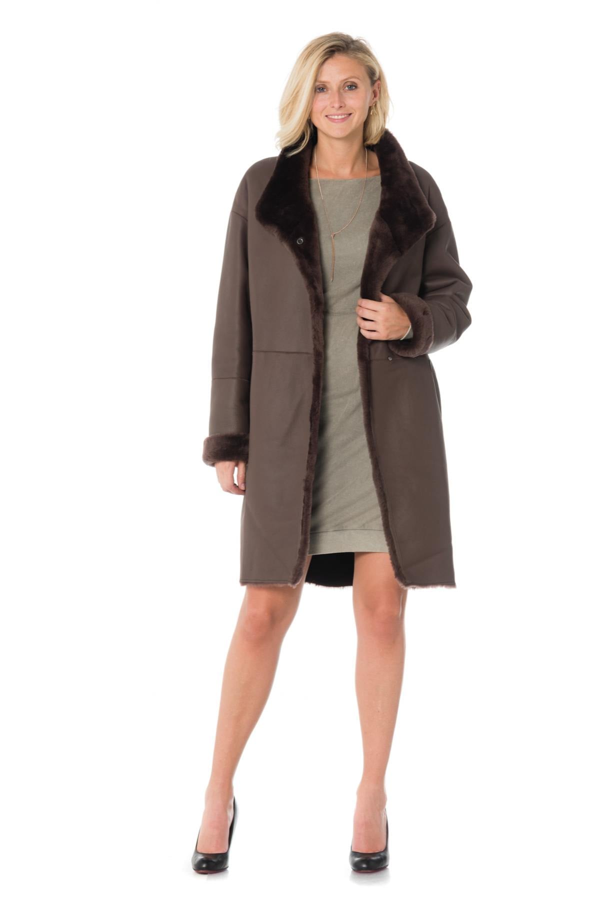 Reversible brown shearling coat-sleek leather or soft fur. - Image n°3