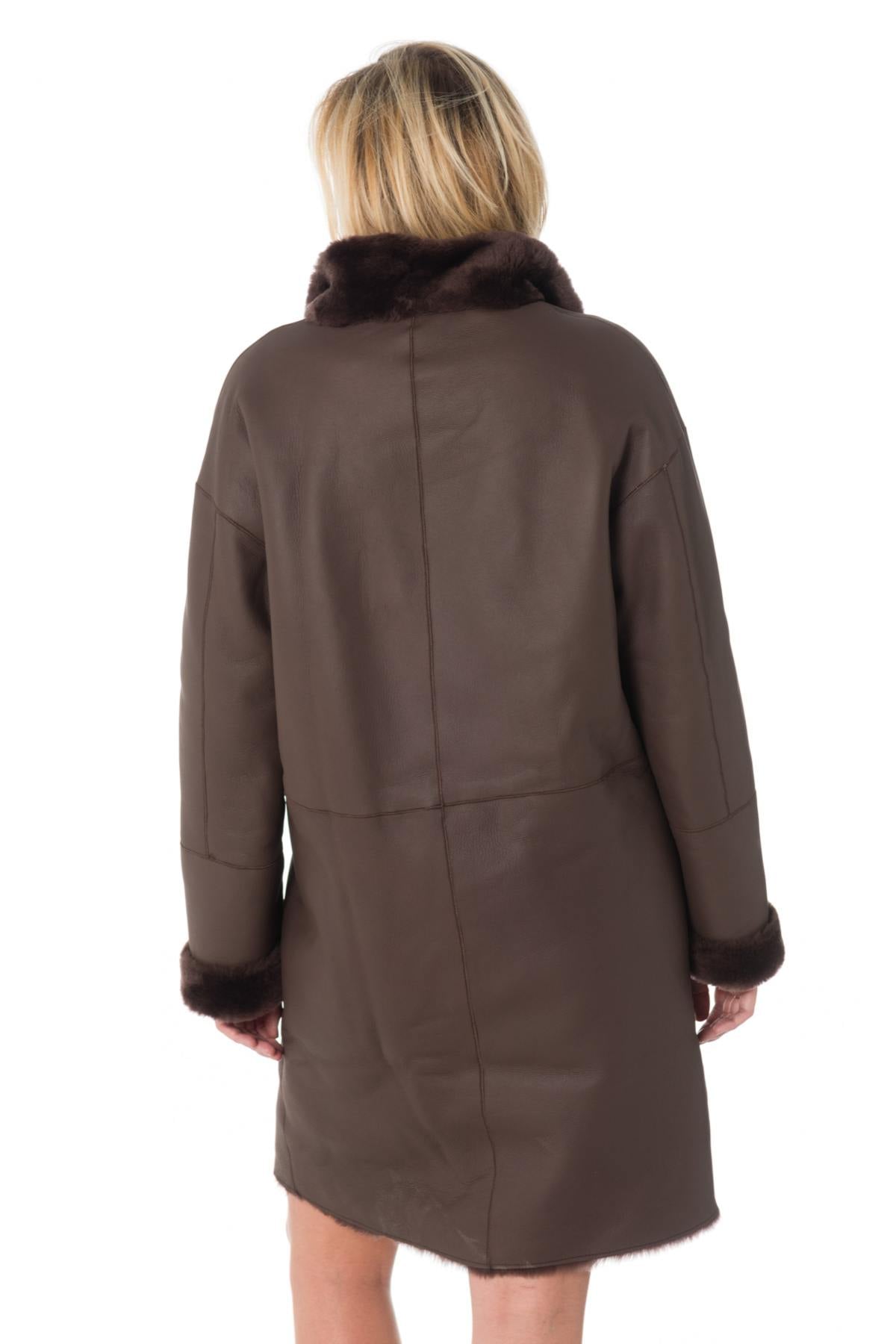 Reversible brown shearling coat-sleek leather or soft fur. - Image n°8