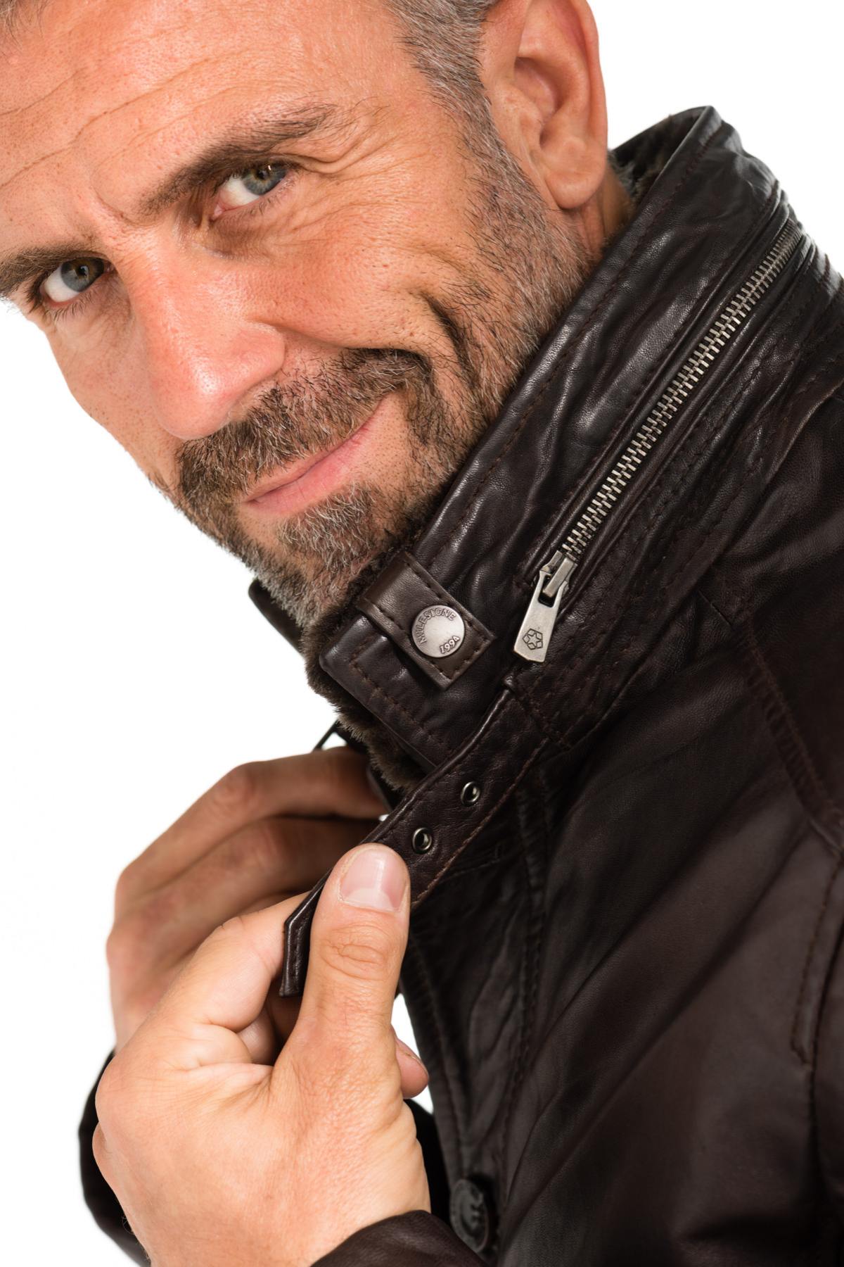 KODY 29: mid-length lambskin coat with detachable vegan-fur collar. - Image n°6