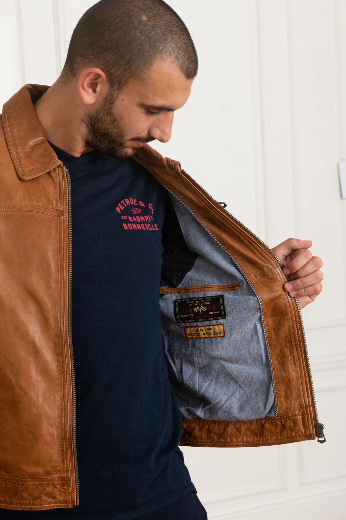 Soft lambskin in warm cognac, ideal for mid-season wear. - Image n°4