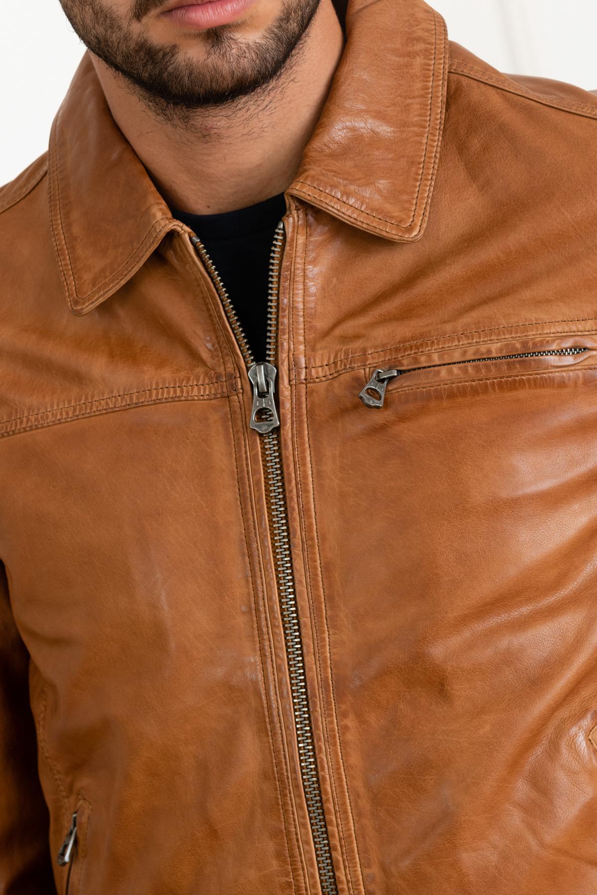 Soft lambskin in warm cognac, ideal for mid-season wear. - Image n°7