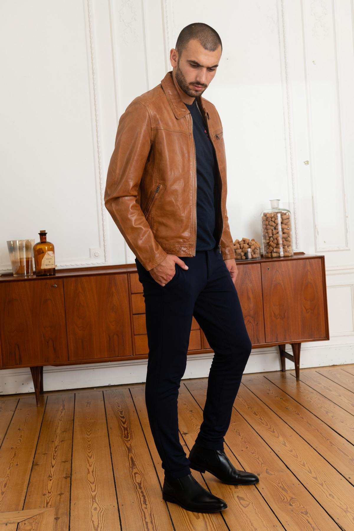 Soft lambskin in warm cognac, ideal for mid-season wear. - Image n°2