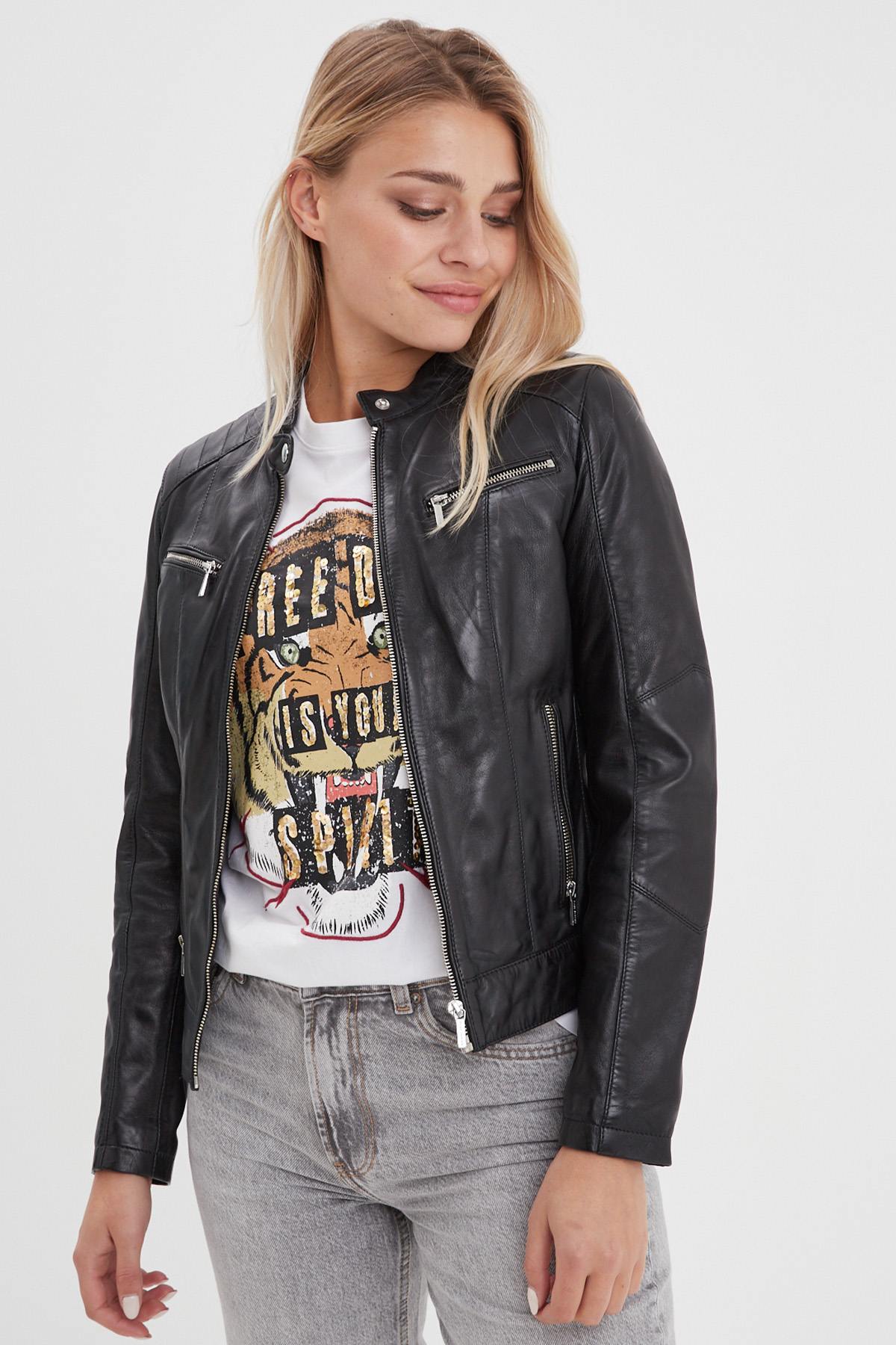 A black lambskin jacket with a moto collar - Image n°1