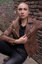 Slim tan lambskin biker jacket with a vintage, feminine fit. - Image n°2