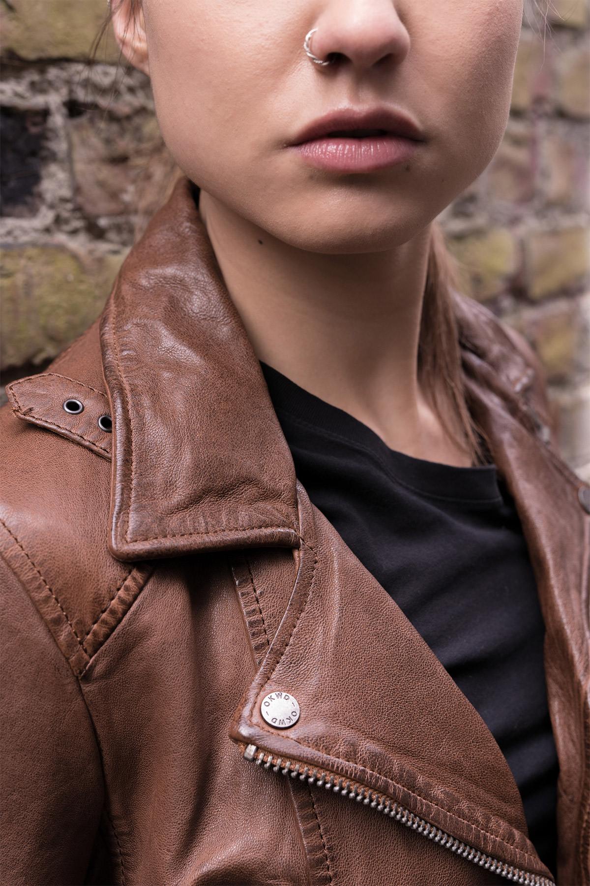 Slim tan lambskin biker jacket with a vintage, feminine fit. - Image n°3